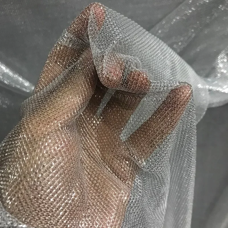 Crystal Mesh Fabric - ตาข่ายผ้ายืดหยุ่นเงางามน้ำหนักเบาลวดเงินเส้นเล็กลายตารางสีทองแบบกลวงดีไซน์เนอร์แบบ DIY เย็บตามมิเตอร์ขายส่ง