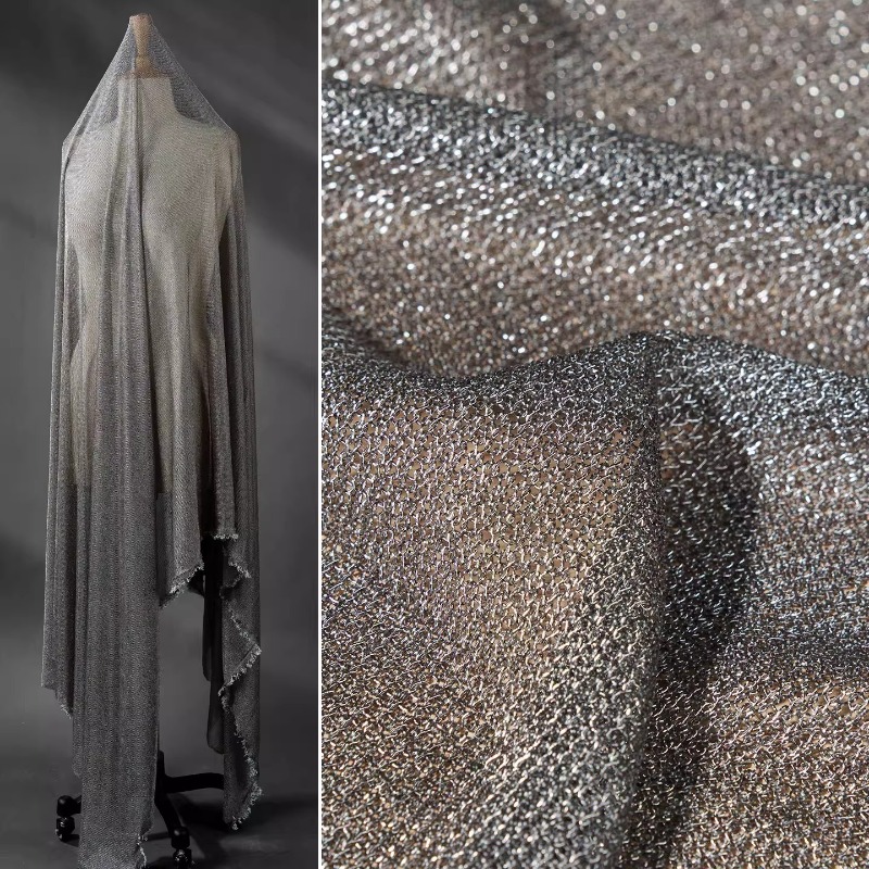 Crystal Mesh Fabric - ผ้าไหมพรมสีเทาอ่อนเมทัลลิก ยืดได้สี่ทิศทาง เนื้อนุ่ม ระบายอากาศได้ดี เหมาะสำหรับทำชุดเดรส เสื้อผ้า